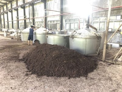 茅臺鎮酒廠生產了這么多酒,酒糟都去哪兒了?